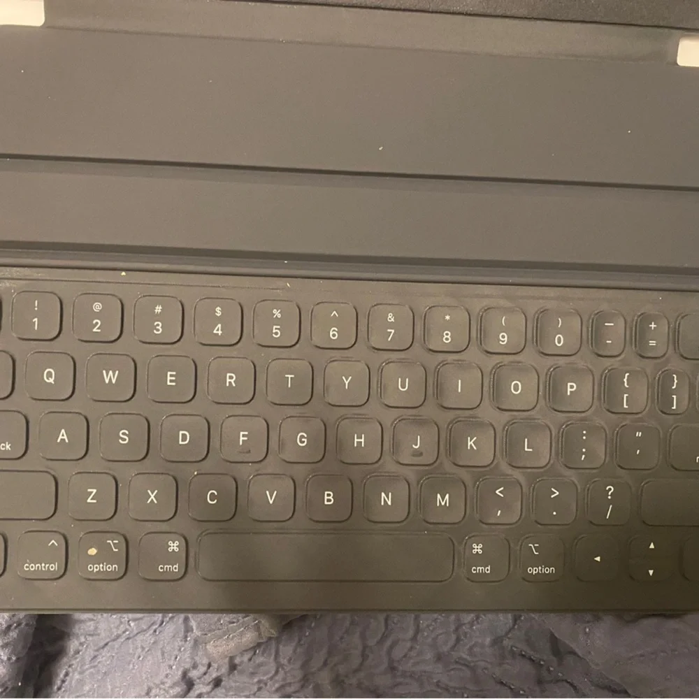 ipad pro keyboard case need gone asap!